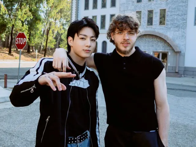 ทูช็อตของ "BTS" JUNG KOOK และ Jack Harlow เปิดตัวแล้ว! ...โพสท่าในกองถ่ายมิวสิกวิดีโอ