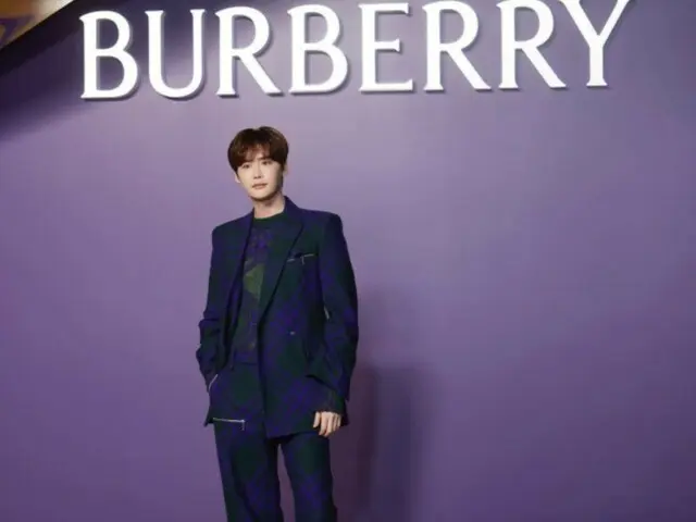 รูปร่างเพรียวของลีจุงซอกดึงดูดความสนใจ... เข้าร่วมงาน Burberry