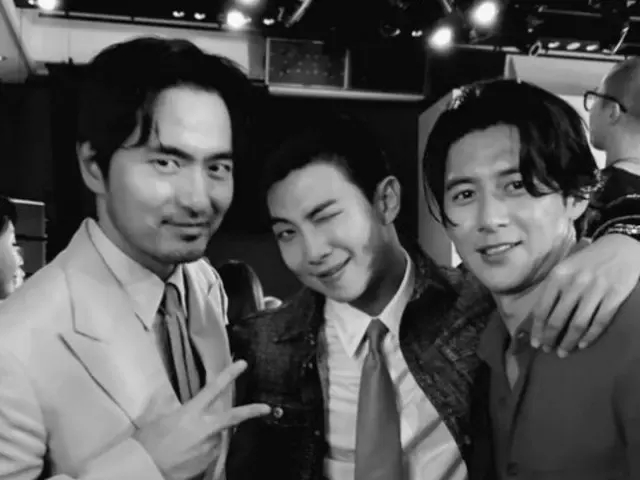 RM "BTS" เผยสถานะล่าสุดกับนักแสดง Lee Jin Wook และ Ko Soo … 3 ช็อตล้ำค่าของ "ไหล่ไขว้และขยิบตา"