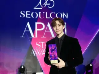 จุนโฮ “2PM” คว้ารางวัลใหญ่ “2023 APAN STAR AWARDS” และ 5 มงกุฎ… “ฉันหวังว่าปี 2024 จะเป็นปีแห่งการแบ่งปันความรักและความเศร้า”
