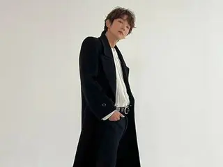 ลีจุนกิแสดงเสน่ห์ด้วยเสื้อคลุมยาวสีดำ... แต่งตัวเหมือนเจ้าชาย