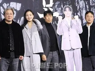[ภาพถ่าย] นักแสดงชเวมินซิก, คิมโกอึน, ยูแฮจิน และตัวละครหลักอื่น ๆ ของภาพยนตร์เรื่อง "Breaking Tomb" เข้าร่วมการนำเสนอผลงาน...อีโดฮยอนเข้าร่วมกับพวกเขาบนแผงขนาดเท่าจริง!