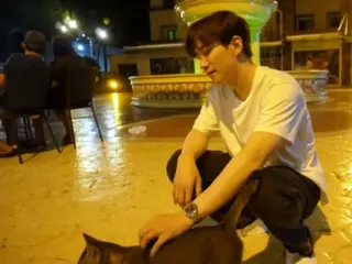 อีจุนโฮ "2PM" เล่นกับแมวและรักษาตัวเองในช่วงตารางงานที่ยุ่งของเขา (พร้อมวิดีโอ)