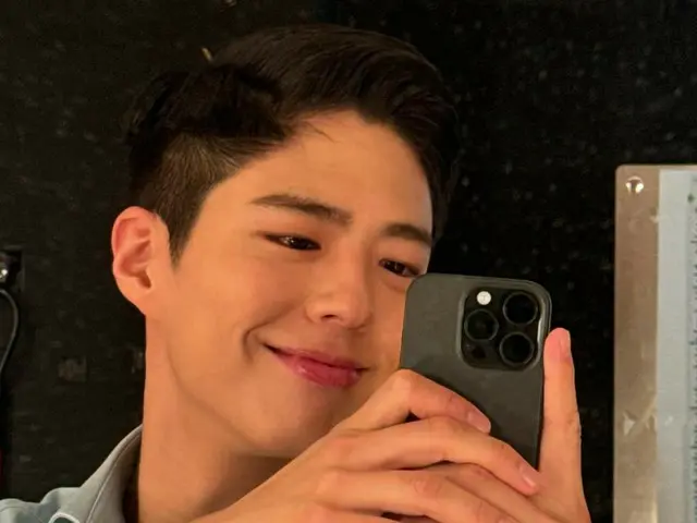 นักแสดงพัคโบกอม (Park BoGum) ปล่อยภาพที่ระลึกหลังจากจบการแสดงละครเพลงเรื่องแรกของเขา