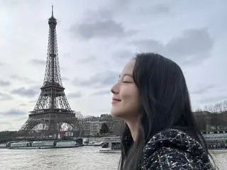 “แบล็คพิงค์” จีซู เทพีแห่งปารีส โดยมีหอไอเฟลเป็นฉากหลัง