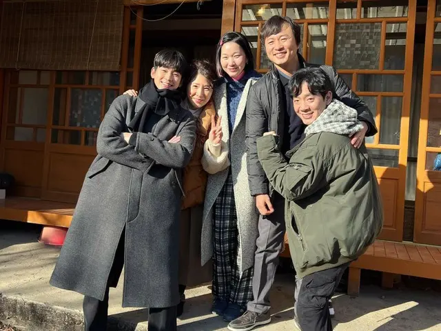 จาง ยุนจู ผู้รับบทเป็นพี่สาวของคิมซูฮยอนใน "Queen of Tears" ปล่อยภาพเบื้องหลังการถ่ายทำ... "ยอนดูรีคือความรัก"