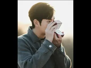 นักแสดงคิมซูฮยอน (Kim Soo Hyun) ปล่อยภาพเบื้องหลังการถ่ายทำละครเรื่อง "Queen of Tears"... เขาดูน่ารักขณะถือแหวน