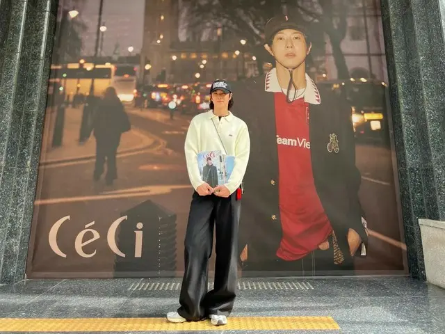 "TVXQ" ยุนโฮถือสมุดภาพของตัวเองและถ่ายรูปกับป้ายของเขาเอง!