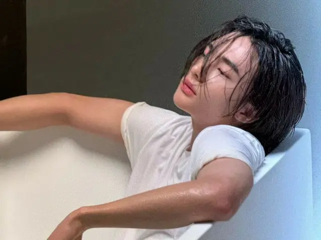 “Stray Kids” ฮยอนจิน ปล่อยภาพสุดเท่ของเขากำลังแช่ตัวอยู่ในอ่างอาบน้ำพร้อมกับผมเปียก