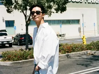 นักแสดงพัคซอจุนดูสดชื่นในเสื้อเชิ้ตสีขาวและกางเกงเดนิม