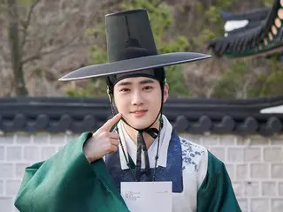 “EXO” ซูโฮ เผยภาพเบื้องหลังการถ่ายทำละครเรื่อง “The Crown Prince Disappeared”… “ถึงจะเป็นวันเกิดของคุณแต่คุณก็ไม่เห็นเบื้องหลังใช่ไหม?”