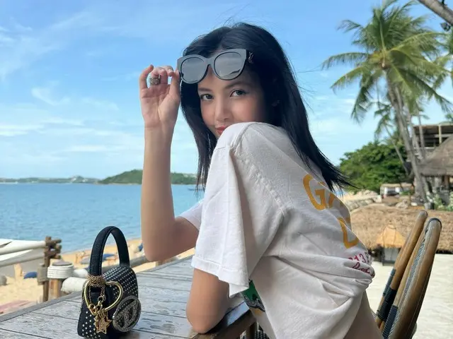 ลิซ่า "แบล็คพิงค์" สวมเสื้อยืดคอกลมธรรมดา... ดวงตาจับจ้องไปที่สไตล์ที่ไม่สมจริงของเธอ