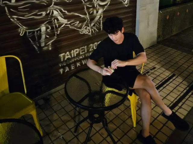 นักแสดงคิมซูฮยอนกำลังทำอะไรอยู่บนถนนในไทเปตอนกลางคืน?