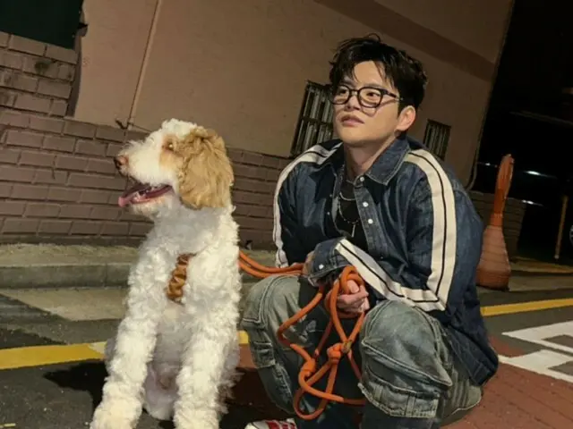 ซออินกุกเดินเล่นกับสุนัขของเขาตอนกลางคืน...หน้าตาเขาลากจูงก็น่ารักเช่นกัน