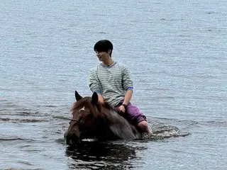 “ASTRO” ชาอึนอูปล่อยภาพเบื้องหลังของ “Rental Life in Finland”… “Prince Riding a Black Horse”