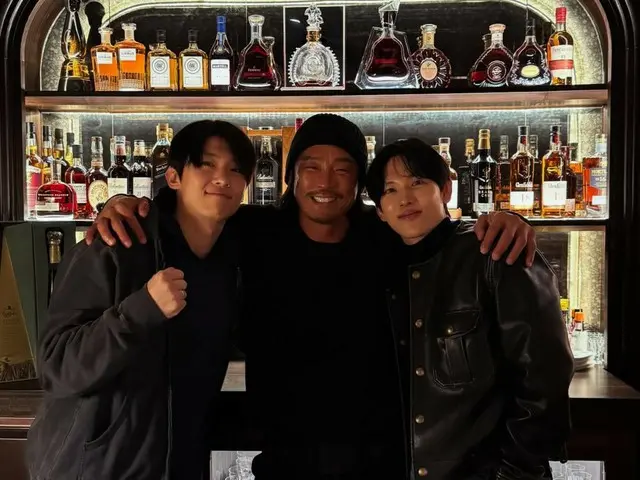 Yoshihiro Akiyama ยิ้มสดใสในสามช็อตกับ Lim Siwan และ DEX... “มันเป็นความโรแมนติกของผู้ชาย”