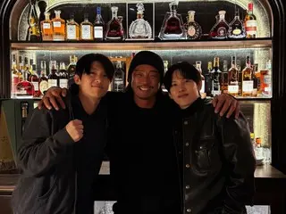 Yoshihiro Akiyama ยิ้มสดใสในสามช็อตกับ Lim Siwan และ DEX... “มันเป็นความโรแมนติกของผู้ชาย”