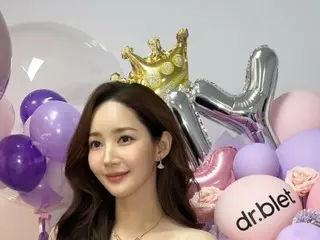 พัคมินยอง โชว์ความงามแบบผู้ใหญ่ในชุดเดรสสุดหรูหรา