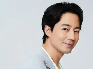 ดาราหนุ่ม โจอินซอง บริจาครองเท้าผ้าใบให้กับสถานเลี้ยงเด็กกำพร้าเนื่องในวันเด็ก