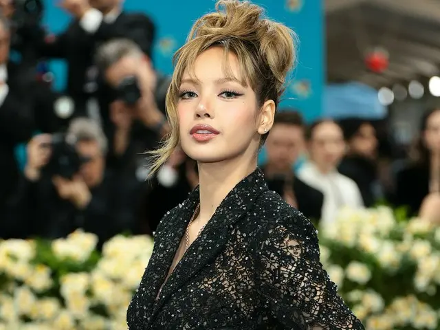 ลิซ่า BLACKPINK พิมพ์หน้าผู้เคลื่อนไหว? เครื่องแต่งกายของ Louis Vuitton ก่อให้เกิดการถกเถียง... ดีไซเนอร์อธิบาย