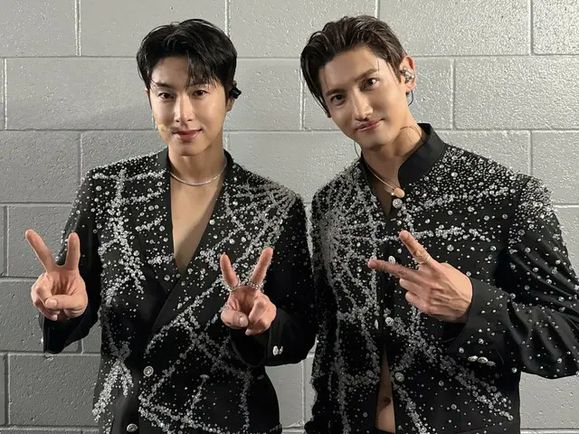 TVXQ ทักทายแฟนๆ ด้วยการชูมือสันติภาพหลังจบคอนเสิร์ต "SMTOWN LIVE 2025" ในลอสแองเจลีส