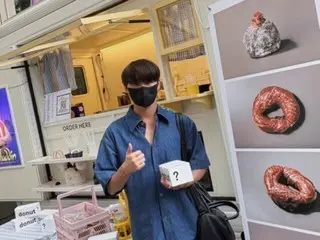 จุนซู่ (เซีย) ชูนิ้วโป้งให้เหมือนเด็กผู้ชาย... เขาหล่อแม้จะปิดบังทุกอย่าง
