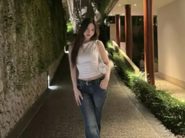 JOY จากวง Red Velvet สะดุดตาด้วยเสื้อกล้ามสีขาวและเดนิม