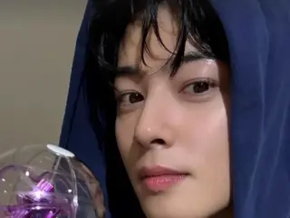 “ASTRO” ชาอึนอู ทักทายแฟนๆ ด้วยแท่งไฟ...ภาพแวววาว
