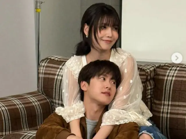 ชเว ซูยอง กอด กง มยอง จากด้านหลังในภาพสุดน่ารักนี้... จอง คยองโฮ ดูอิจฉา