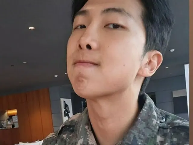 “RM BTS ใกล้ปลดประจำการแล้ว” แฟนๆ กรี๊ดสนั่นกับเซลฟี่ในชุดทหาร