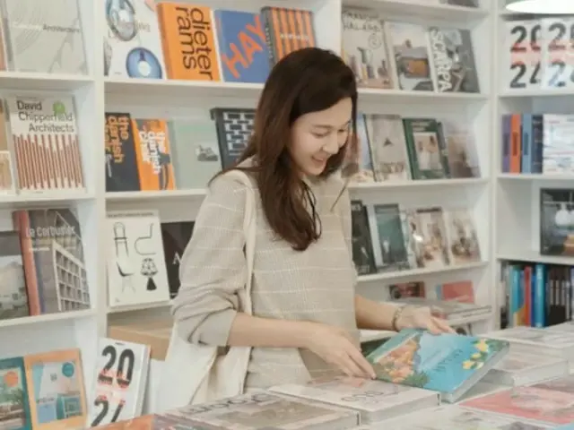 คิมฮานูล ความงามอันบริสุทธิ์เปล่งประกายในร้านหนังสือ