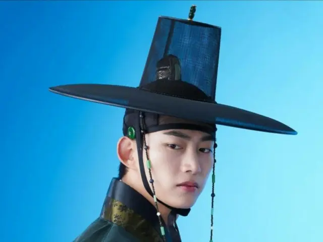 ทาคยอน 2PM ดูสง่างามและเป็นชายชาตรีมากขึ้นในชุดฮันบก... เหมือนกับว่าเขาเพิ่งกระโดดออกมาจากหนังสือการ์ตูน