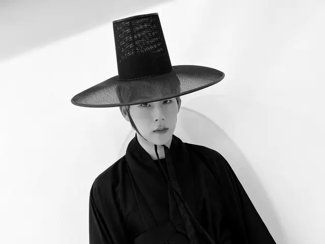 จูฮอนนี่ MONSTA X ดูเหมือนเป็นเวอร์ชั่นไลฟ์แอคชั่นของ "Saja Boys"! ... รับความท้าทายด้วยการสวมชุดคลุมและแจ็กเก็ต