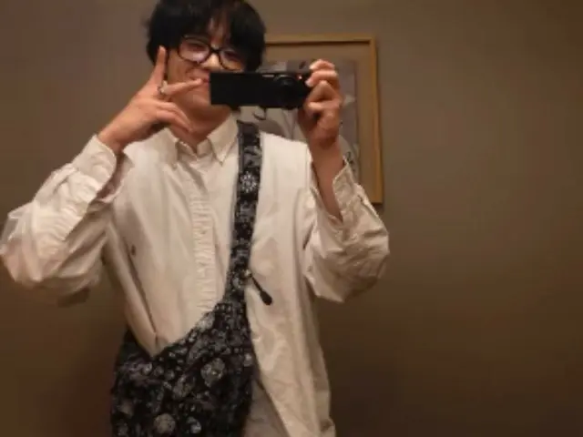 ชเว จองฮยอบ ชูมือสัญลักษณ์สันติภาพพร้อมรอยยิ้มอ่อนโยน!