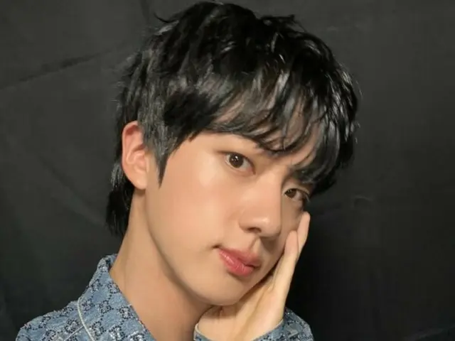 หนังสือพิมพ์ที่มีรูปของ JIN ของ BTS อยู่บนหน้าแรกติดอันดับ 1 บน Amazon Japan