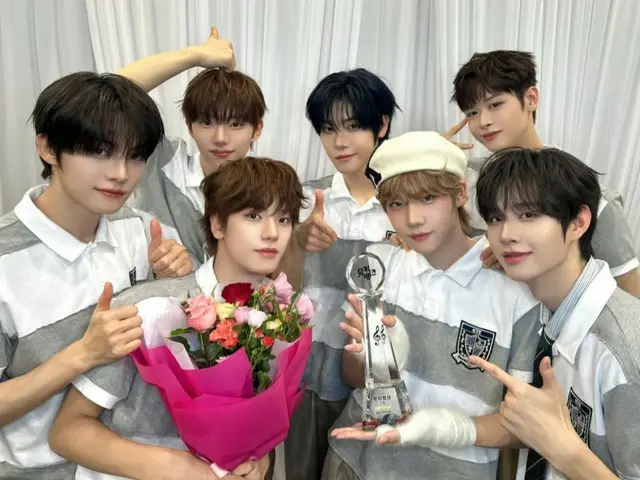 "CLOSE YOUR EYES" ยังขึ้นอันดับ 1 ในรายการ "Music Bank" อีกด้วย... "Super fast" คว้ารางวัล Triple Crown จากรายการเพลง