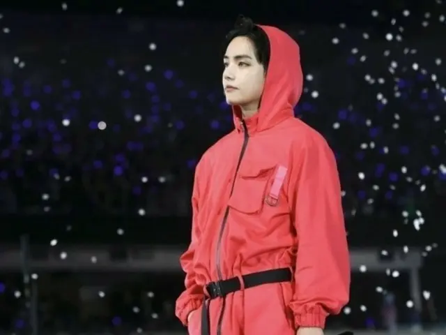 วิดีโอคอสเพลย์ Pink Guard ของ V แห่ง BTS จาก "Squid Game" เมื่อ 4 ปีก่อนกลับมาฮิตอีกครั้ง... ยอดวิวทะลุ 100 ล้านครั้ง