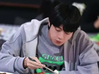 จิน BTS ยังคงเท่เหมือนเดิมในลอนดอน... แค่มองเขาก็ทำให้คุณยิ้มได้แล้ว