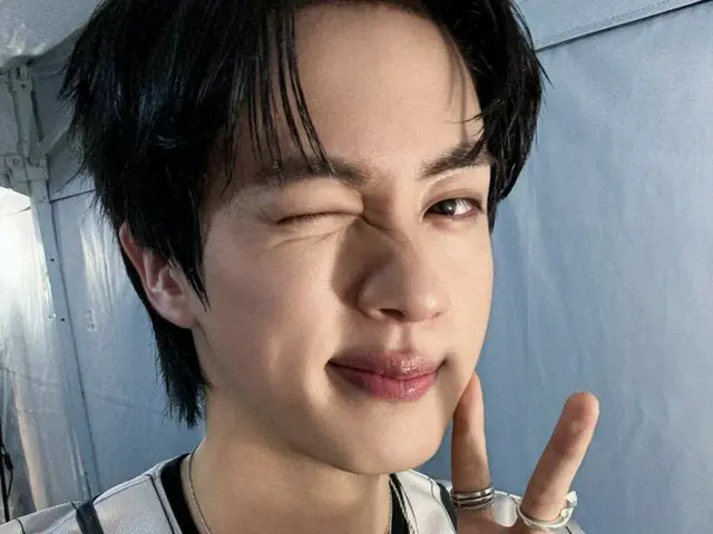 จิน BTS ส่งสายตาหวานๆ และชูมือขึ้นโบกมือให้สันติภาพ... "ทุกช่วงเวลาที่ได้หัวเราะ กระโดด และร้องเพลงคือช่วงเวลาที่มีความสุข"