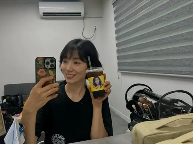 ปาร์คชินฮเยดูสดใสกับทรงผมบ็อบของเธอ... เธอน่ารักด้วยรูปหัวใจบนรถคาเฟ่ของออมจีวอน