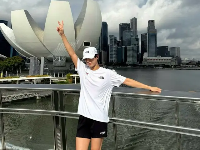 นักแสดงพัคโบกอมบนอินสตาแกรมของซอง? ... "สบายดี สาธารณรัฐเกาหลี" บนหลังของเขา สดชื่นและสุขภาพดี