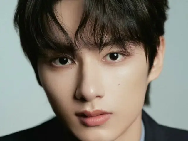 จุน แห่งวง SEVENTEEN ทักทายผู้ชมบนเวทีในเกาหลีในฐานะนักแสดง... ร่วมกับผู้กำกับและโปรดิวเซอร์ภาพยนตร์เรื่อง "Catching the Wind, Chasing the Shadows"