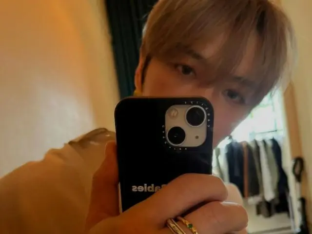 เจ-จุนดูเปล่งประกายยิ่งขึ้นเมื่อแสงแดดส่องเข้ามาทางหน้าต่าง... "วันดีๆ วันหนึ่ง"