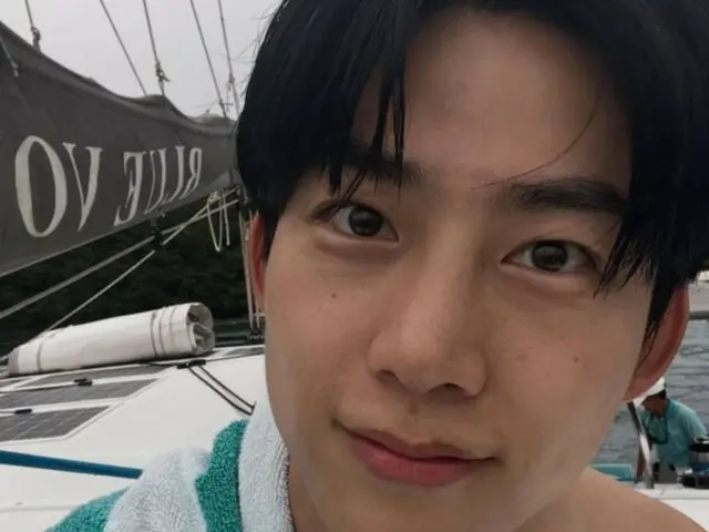 ทาคยอน 2PM เพลิดเพลินกับช่วงเวลาอันหรูหราบนเรือยอทช์... กล้ามเนื้อหลังที่กระชับของเขาน่ามองอย่างยิ่ง