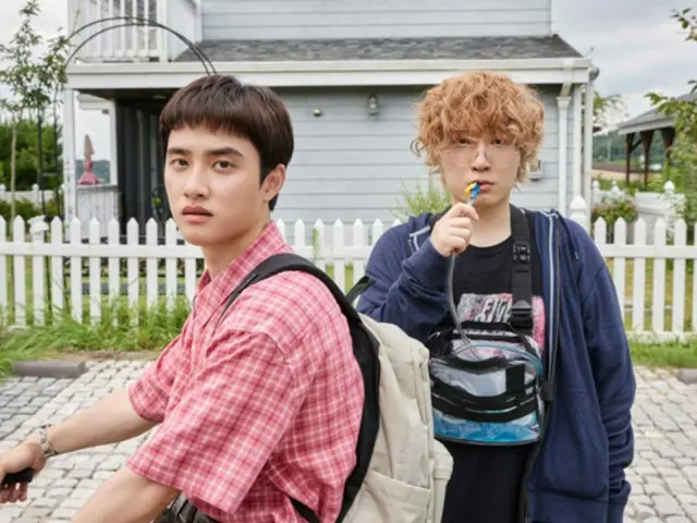 ดีโอ (โด คยองซู) แห่ง EXO และแร็ปเปอร์ PENOMECO ปล่อยภาพคอนเซ็ปต์ที่สองสำหรับเพลง "DUMB" สุดฮา