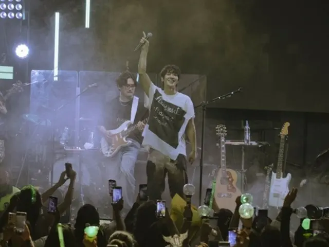 นักร้องคิมฮยอนจู (หัวหน้าวง) จัดมินิคอนเสิร์ต "Friday Music Club" ที่ฮงแด