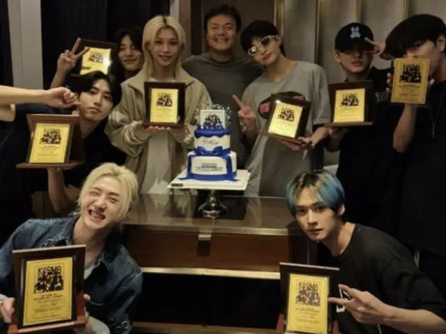 Stray Kids อวดเงินที่ได้รับจาก JY Park (ปาร์คจินยอง)... "พวกเขาสามารถอวดเงินนั้นได้ตลอดชีวิต"