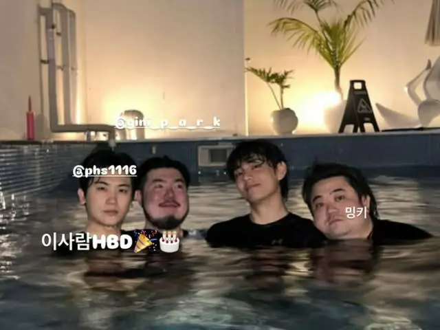 วี BTS ฉลองวันเกิดด้วยการโพสต์รูปของเขาและพัคฮยองชิกที่สระว่ายน้ำ... "หนุ่มคนนี้ HBD"