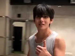 การแสดงสดบาสเก็ตบอลของ V แห่ง BTS เป็นประเด็นร้อน... รูปร่างอันทรงพลังของเขาดึงดูดความสนใจของทุกคน