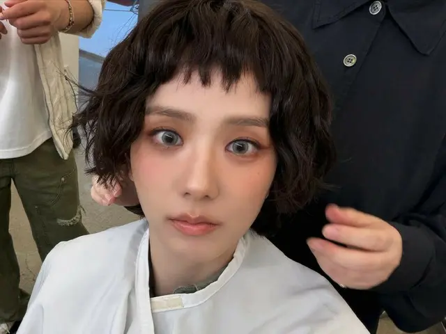 จีซู BLACKPINK เผยภาพเบื้องหลังทรงผมและการแต่งหน้าสุดอลังการของเธอ